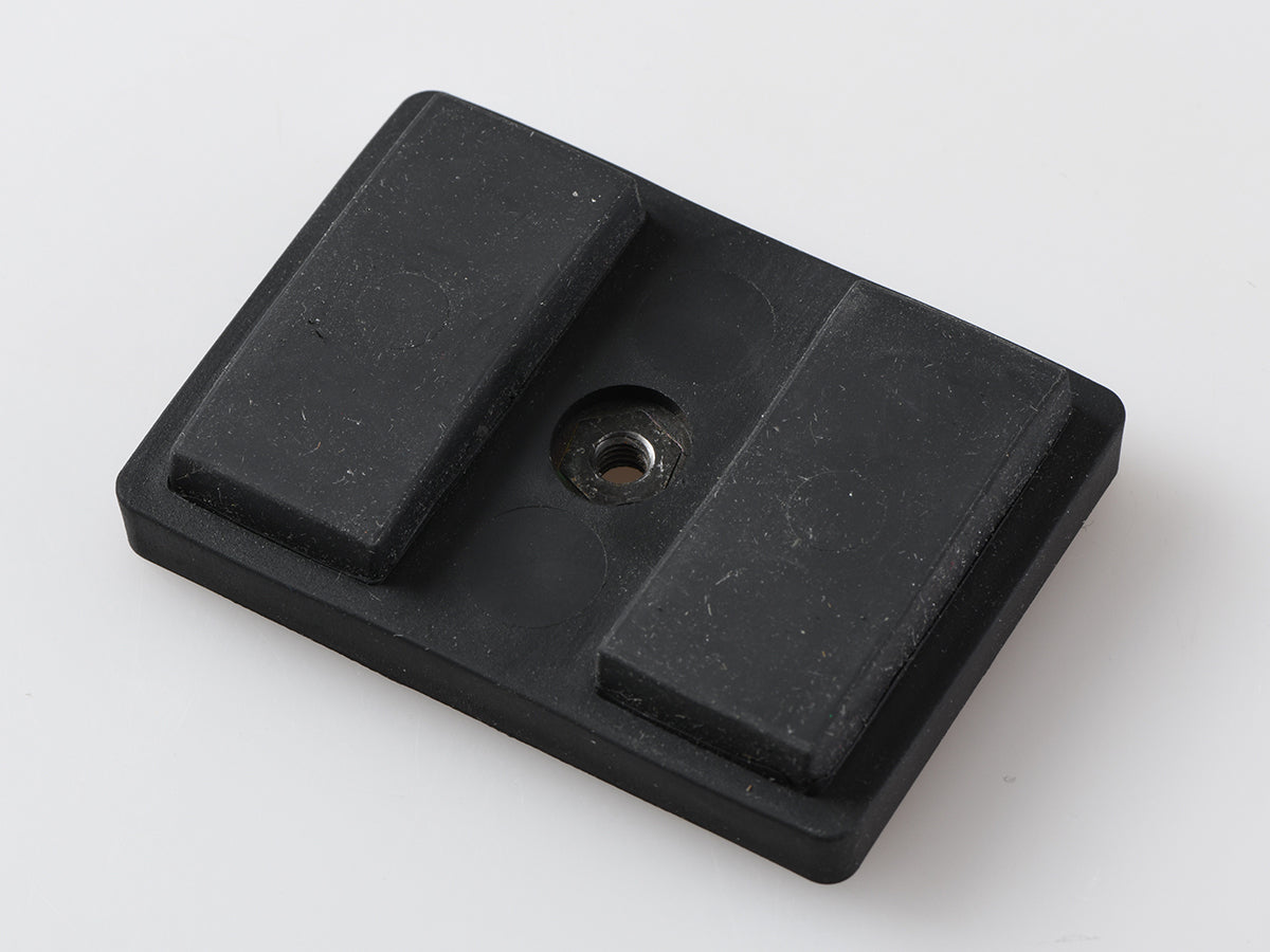 magnet-rechteckig-mit-gummimantel-und-innengewinde-70 x 50 x 13 mm-M5-schwarz-NdFeB