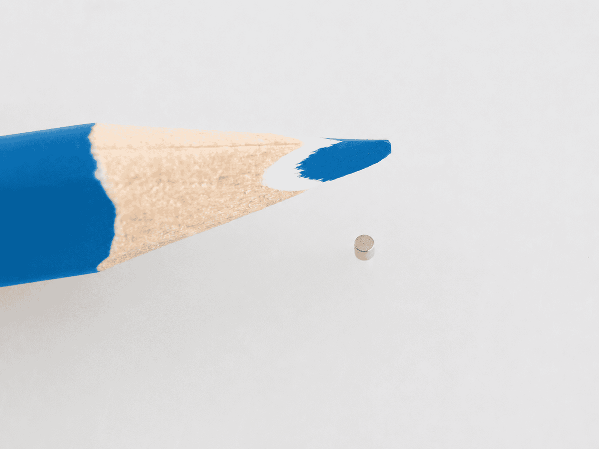 Scheibenmagnet Neodym mit blauem Stift als Größenvergleich