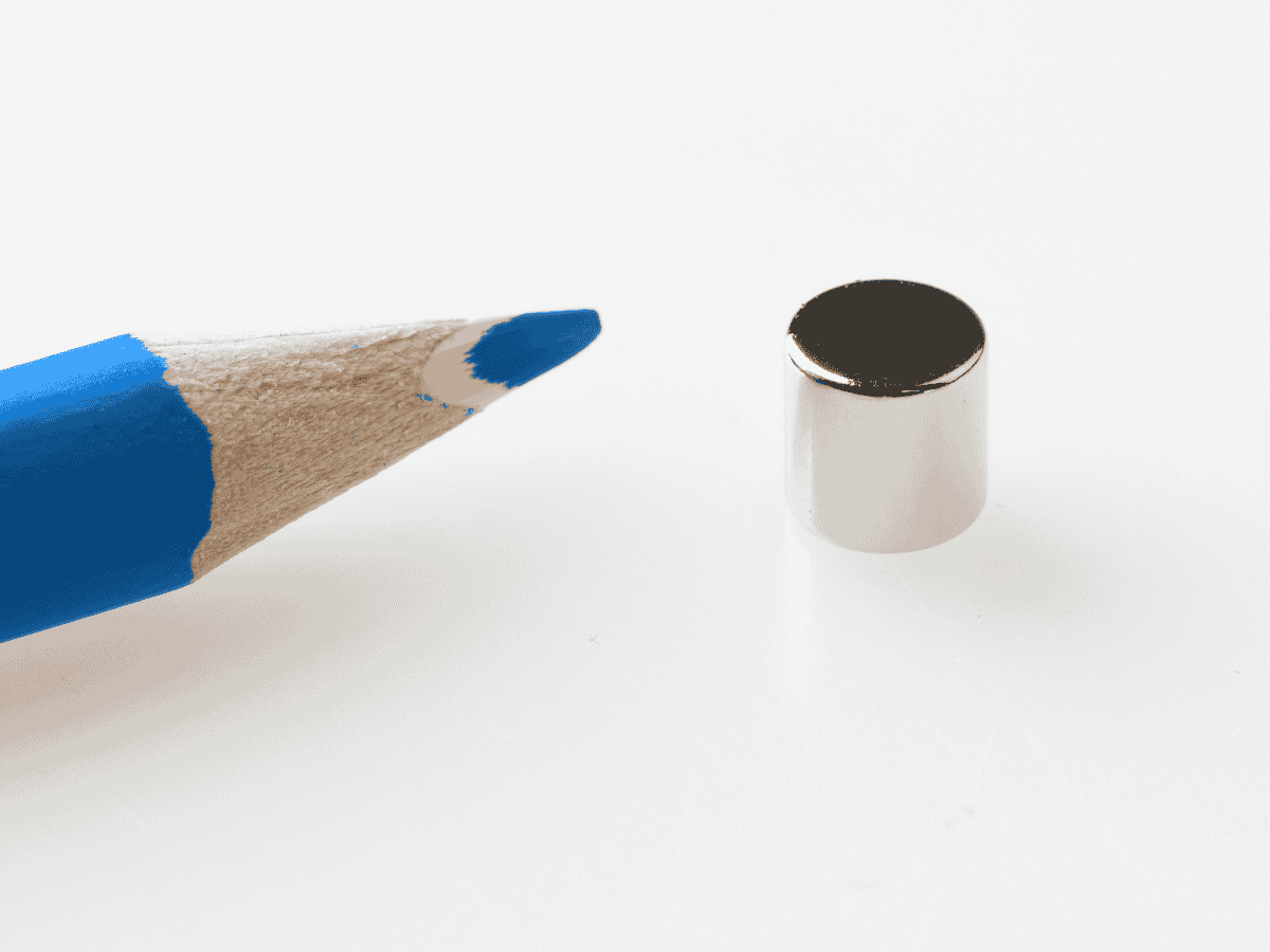 Scheibenmagnet Neodym mit blauem Stift als Größenvergleich